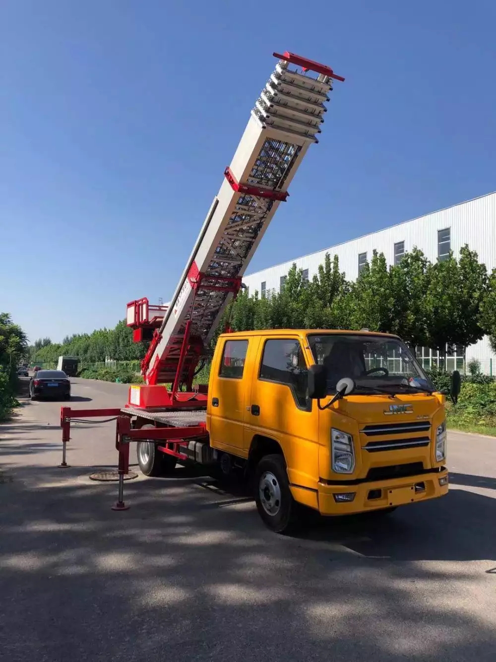 龙泉驿附近的云梯车出租服务：轻松解决高空作业需求